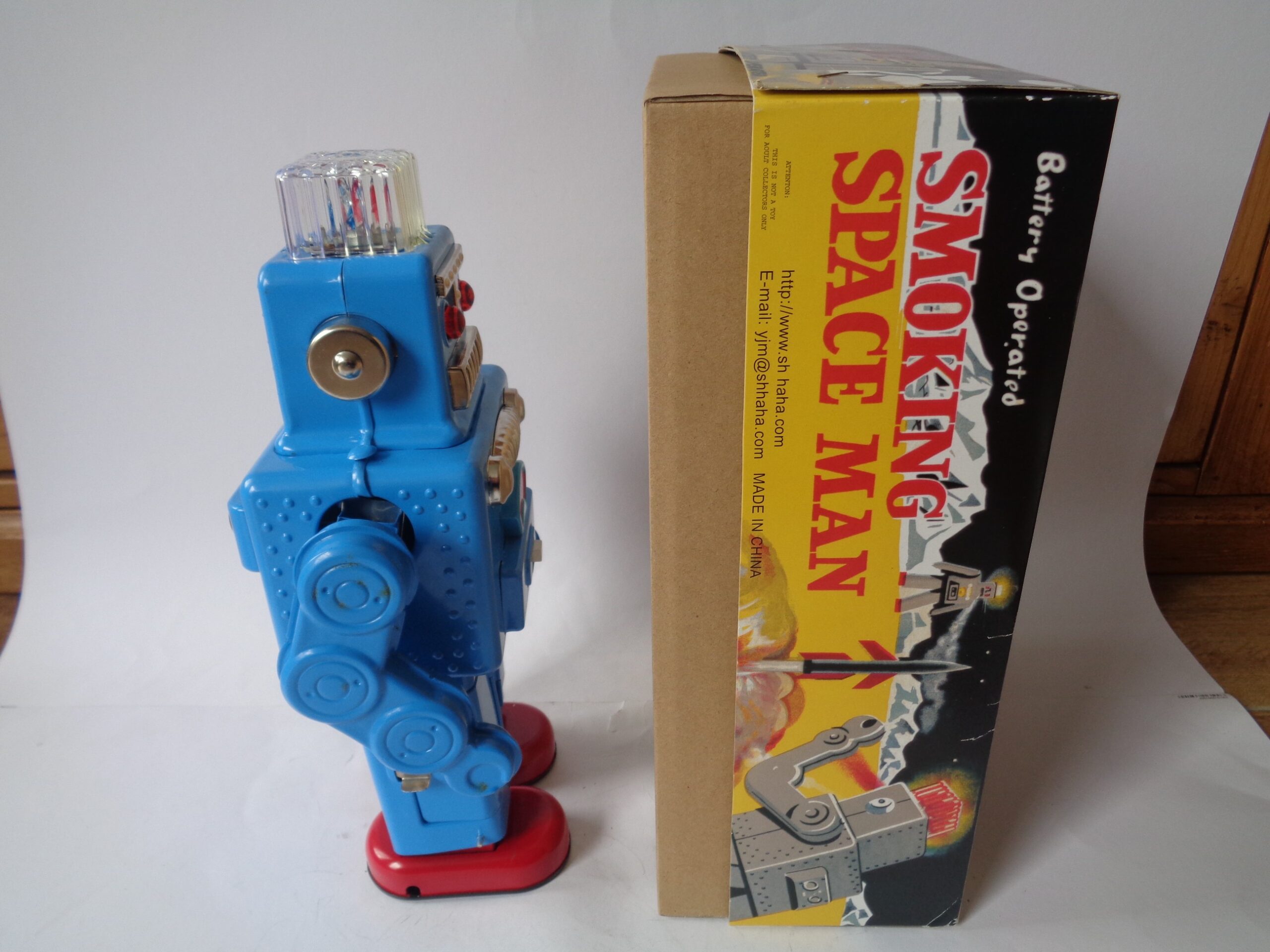 Ha Ha Toy Smoking Spaceman Robot with Box (battery-operated)