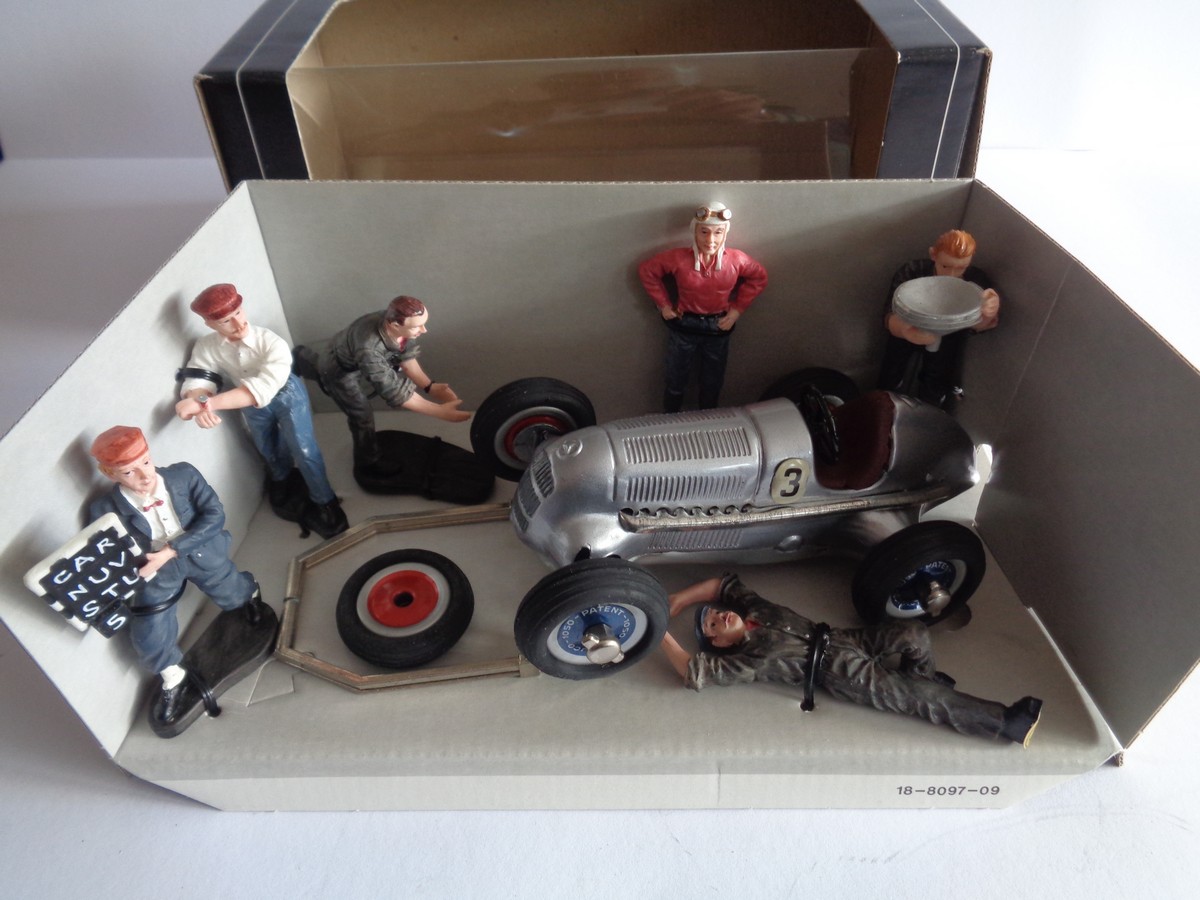 Schuco no.01017 Studio Racecar with 6 Garage Figures with Box